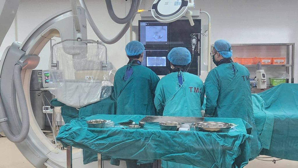 Các bác sĩ đang thực hiện ca mổ (Ảnh: BVCC)