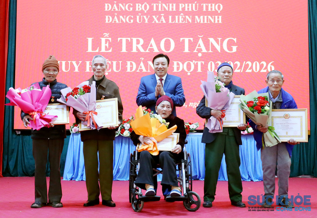 Phó Chủ tịch UBND tỉnh Nguyễn Huy Ngọc trao Huy hiệu 60 năm tuổi Đảng cho các đảng viên ( ảnh: Đình Thơm)