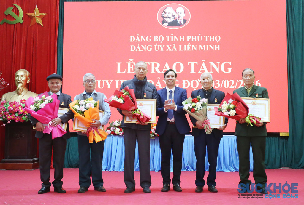 Lãnh đạo xã Liên Minh trao Huy hiệu 55 năm tuổi Đảng, 50 năm tuổi Đảng cho các đảng viên ( ảnh: ĐT)