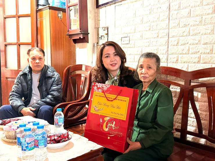 Nguyễn Thị Minh Hồng - Phó Bí thư Thường trực Đảng ủy phường thăm, tặng quà các gia đình chính sách, bảo trợ xã hội trên địa bàn.jpg