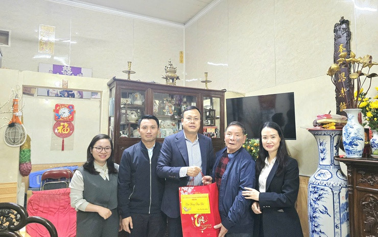 Phạm Quang Thanh - Thành ủy viên, Bí thư Đảng ủy, Chủ tịch HĐND phường thăm, tặng quà gia đình chính sách trên địa bàn phường