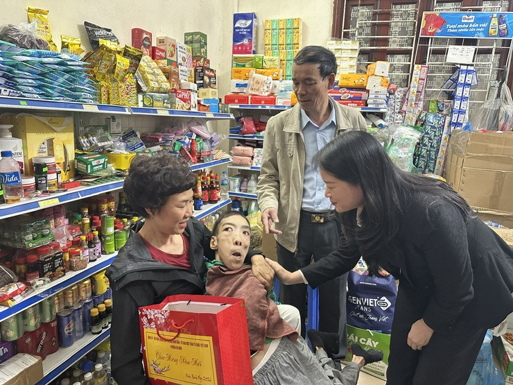 Bà Phạm Thị Diễm - Phó Bí thư Đảng ủy, Chủ tịch UBND phường thăm, tặng quà diện bảo trợ xã hội trên địa bàn
