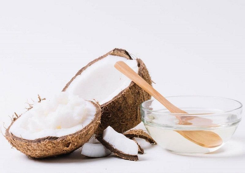 Sử dụng dầu dừa tẩy trang cần đúng cách và đúng liều lượng để tránh gây bít tắc lỗ chân lông và kích ứng da. (Ảnh: Sưu tầm)