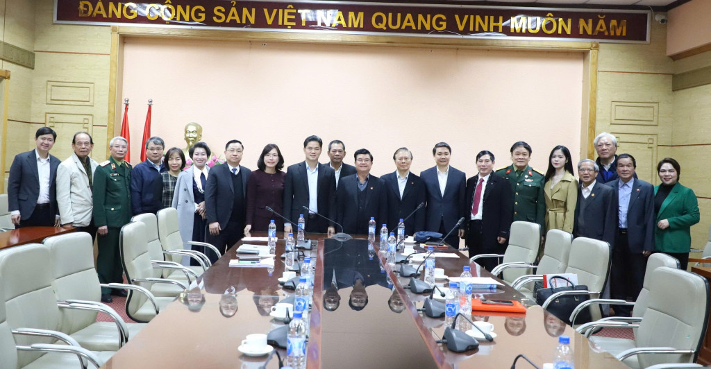 


Thứ trưởng Thường trực Vũ Mạnh Hà cùng các đại biểu tại buổi làm việc