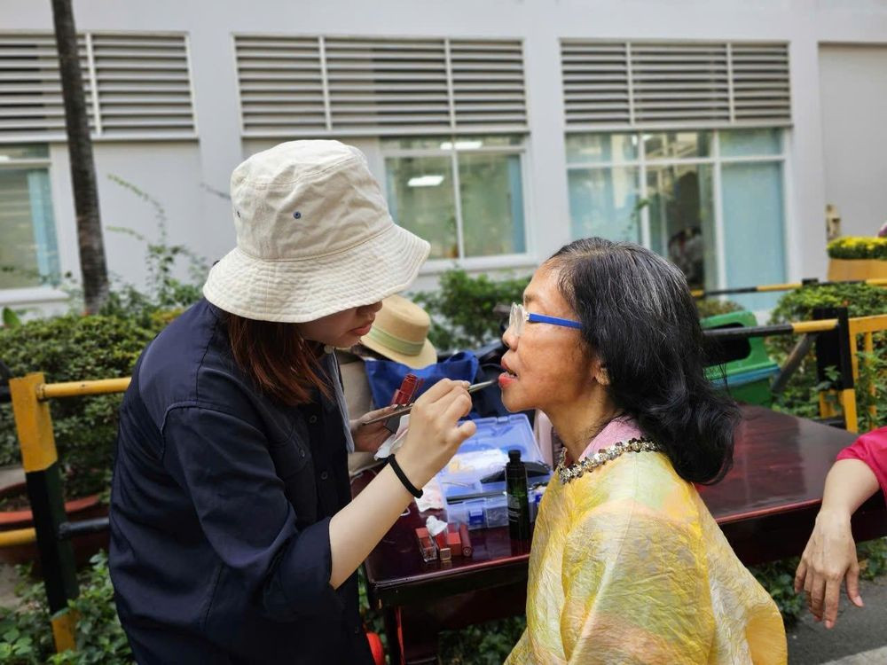 Cô Thu Vân được các nhân viên phòng Công tác xã hội hỗ trợ trang điểm (Ảnh: Nguyễn Thuận)