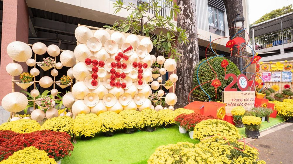 So với những năm trước, ngày hội xuân năm nay có nhiều điểm mới. Chương trình được tổ chức theo chủ đề gắn với chuyển đổi số và ứng dụng công nghệ, thể hiện rõ trong cách trang trí đường hoa. Các gian hoa được thực hiện theo nhóm, huy động nguồn lực lớn hơn, mang tính chuyên nghiệp cao hơn. Trò chơi dân gian cũng được làm mới, kết hợp yếu tố hiện đại. Hoạt động giao lưu văn nghệ quy tụ đông đảo nghệ sĩ hơn các năm trước, tạo nên không khí sôi động và lan tỏa.

Song song với các hoạt động này, bệnh viện cũng chuẩn bị nhiều phương án hỗ trợ thiết thực cho người bệnh dịp cuối năm. Đối với những bệnh nhân được xuất viện sát Tết, khi việc tìm phương tiện về quê gặp khó khăn, bệnh viện đã chủ động liên hệ các doanh nghiệp vận tải để hỗ trợ xe (Ảnh: BVCC)
