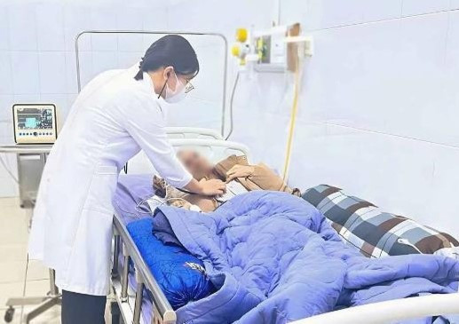 Bác sĩ thăm khám cho bệnh nhân N.V.T (Ảnh: BVCC)