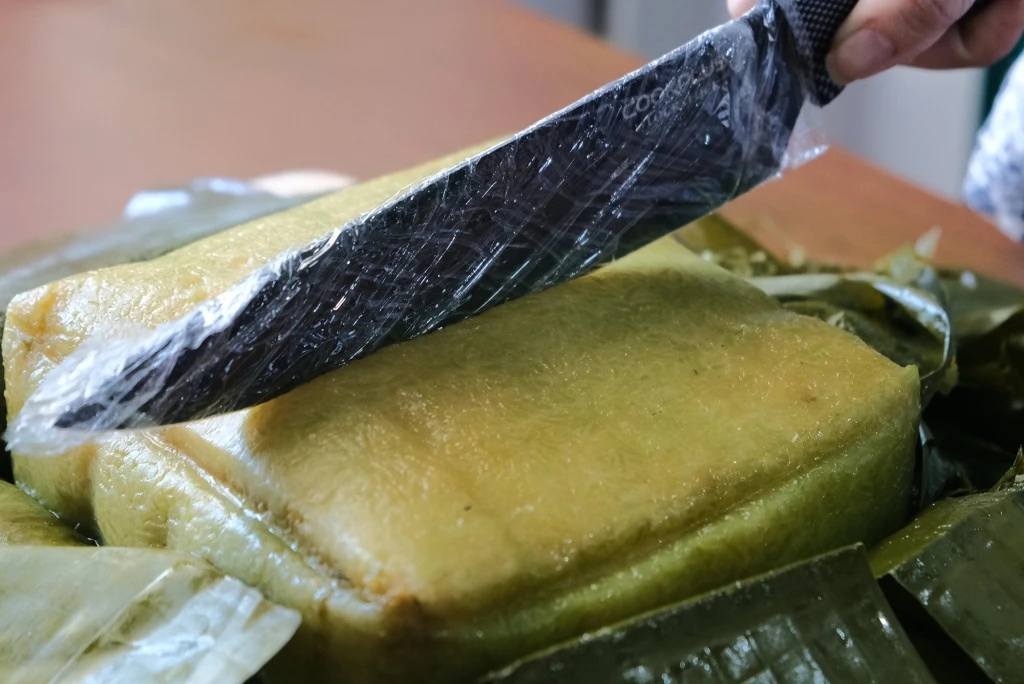 Cắt bánh chưng bằng dao nhanh gọn (Ảnh: Sưu tầm)