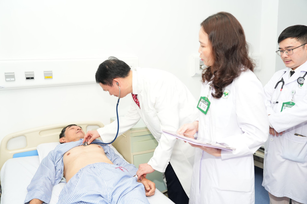 Ngay sau Lễ khai trương, GS Phạm Mạnh Hùng đi thăm khám một số bệnh nhân đang điều trị tại Viện (Ảnh: TL)