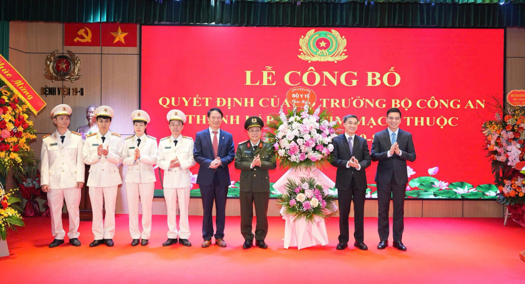 Lãnh đạo Bộ Y tế chúc mừng Bệnh viện 198 (Ảnh: TL)