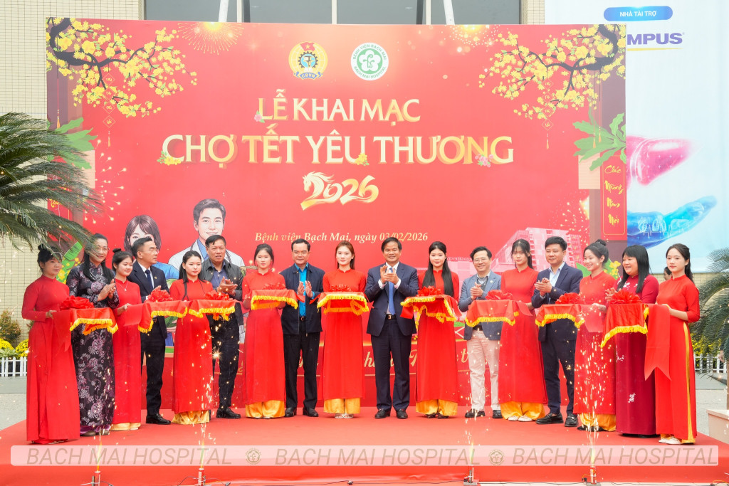 Các đại biểu khai mạc chương trình “Chợ Tết Yêu Thương” tại Bệnh viện Bạch Mai (Ảnh: BVCC)