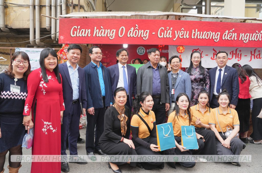 Các đại biểu tham quan và tặng quà (Ảnh: BVCC)