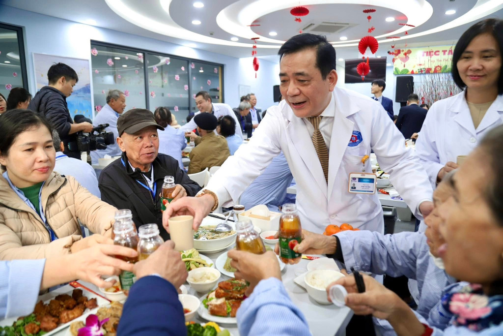 PGS.TS Phạm Văn Bình - Phó Giám đốc chuyên môn Bệnh viện K tham dự bữa cơm tất niên cùng các bệnh nhân (Ảnh: BVCC)