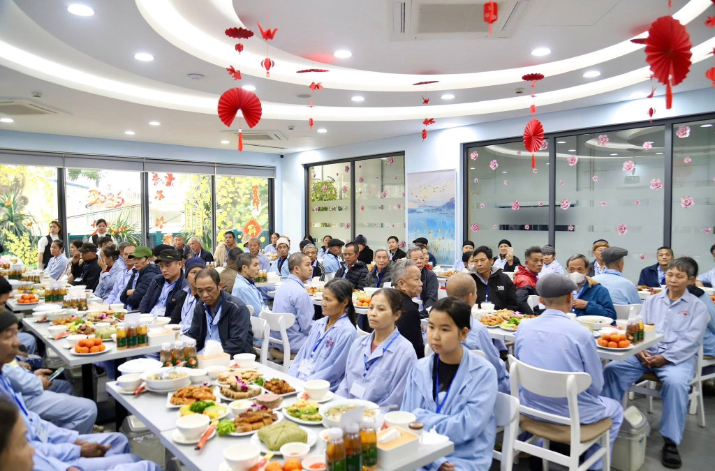 Các bệnh nhân tham dự bữa cơm tất niên tại bệnh viện (Ảnh: BVCC)