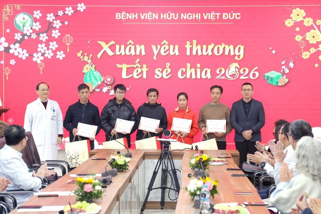 Đại diện các tổ chức, nhà tài trợ hỗ trợ cho người bệnh khó khăn tại Bệnh viện Hữu nghị Việt Đức (Ảnh: BVCC)
