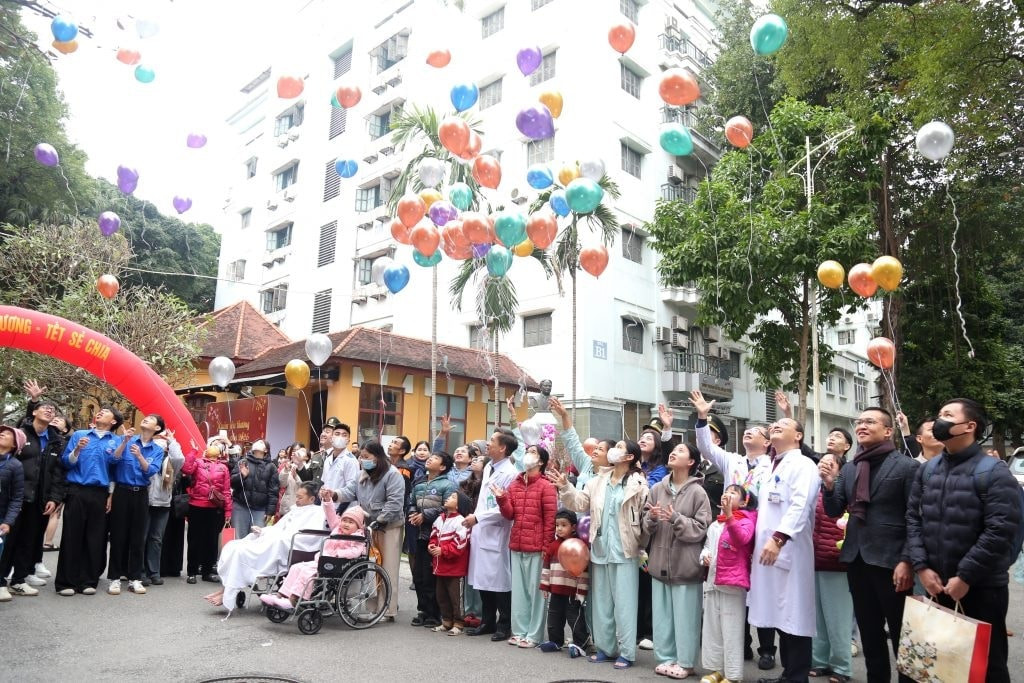 Đại diện lãnh đạo, nhân viên y tế Bệnh viện Hữu nghị Việt Đức cùng người bệnh, người nhà người bệnh thả bóng ước nguyện tại chương trình Xuân yêu thương – Tết sẻ chia (Ảnh: BVCC)