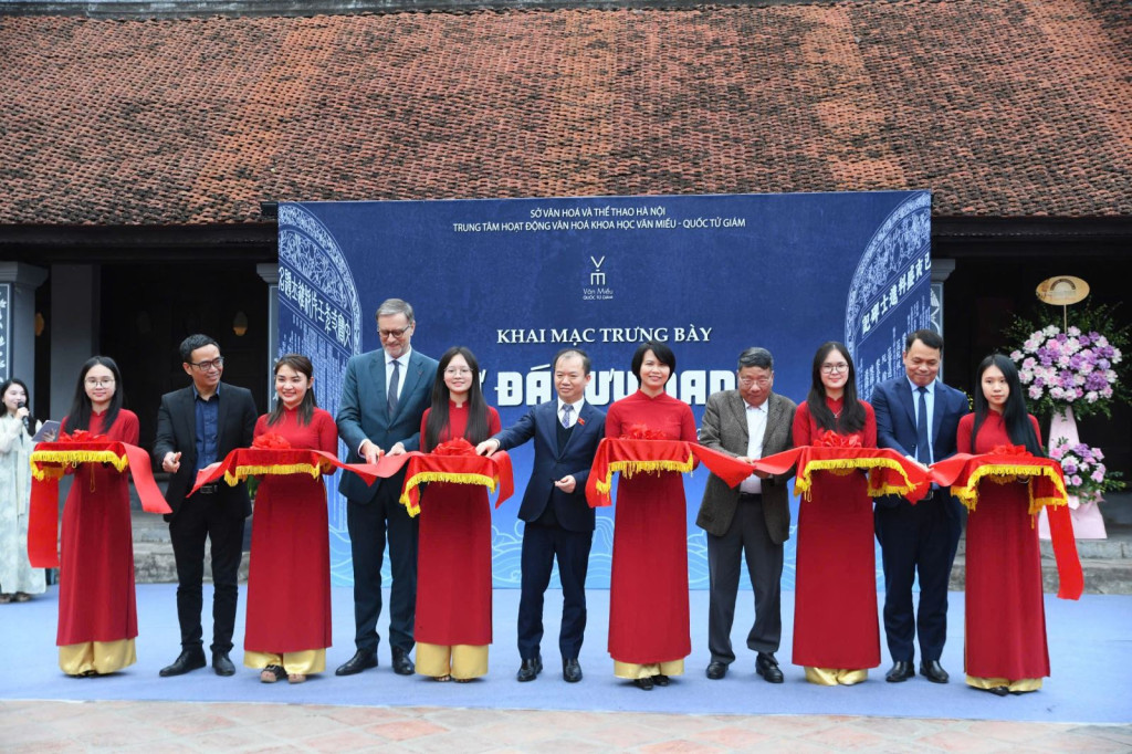 Các đại biểu cắt băng khai mạc 