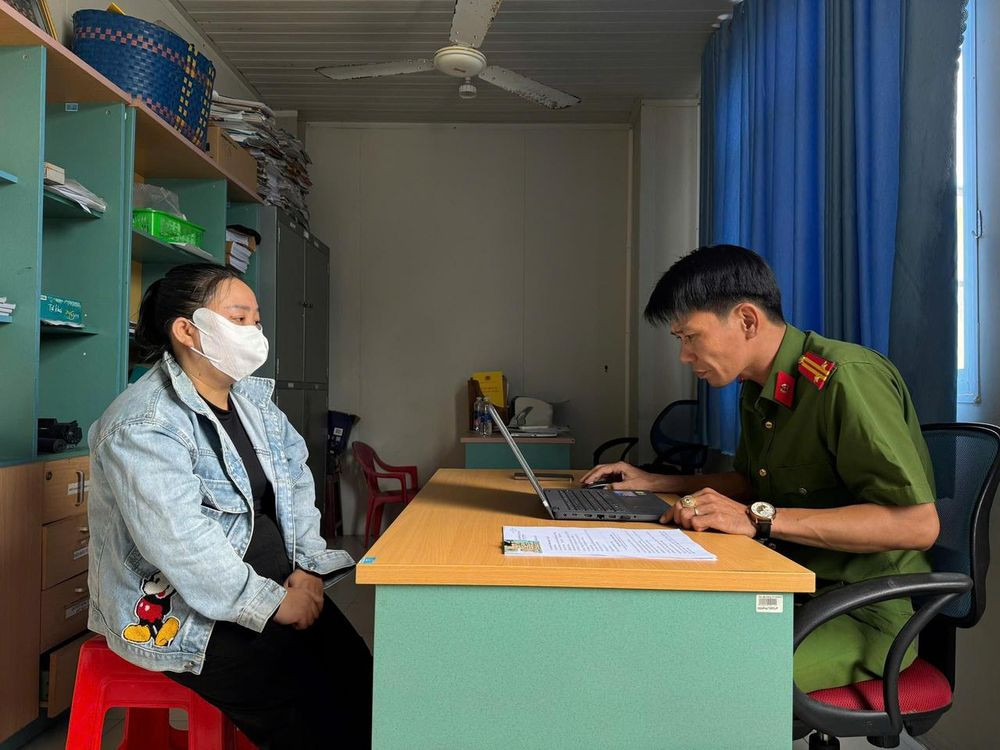 Bà Nguyễn Thị Th.Th. làm việc tại cơ quan công an (Ảnh: CACC)