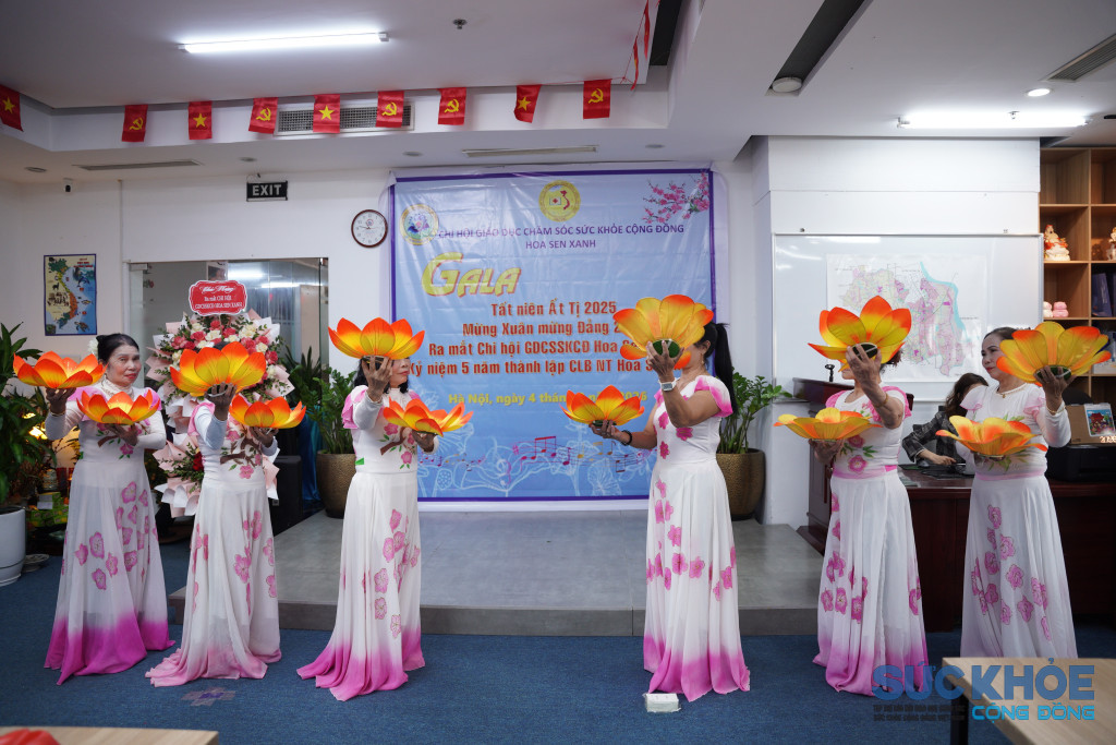 Tiết mục văn nghệ chào mừng Gala tất niên và Lễ ra mắt Chi hội Chăm sóc Sức khỏe Cộng đồng Hoa Sen Xanh.