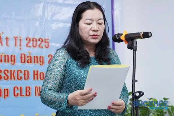 Bà Nguyễn Thị Hay – Ủy viên Ban Thường vụ, Phó Chánh Văn phòng Trung ương Hội công bố Quyết định thành lập Chi hội Chăm sóc Sức khỏe Cộng đồng Hoa Sen Xanh.