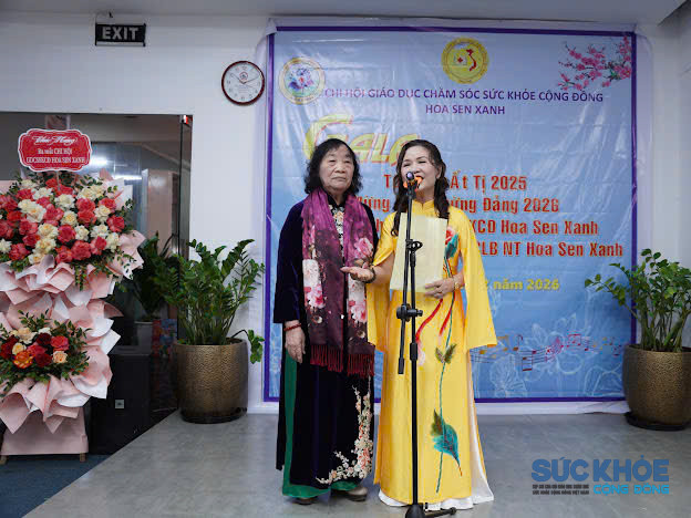 GS.TS. Nguyễn Thị Chính – Phó Chủ tịch Hội Giáo dục Chăm sóc Sức khỏe Cộng đồng Việt Nam trao Quyết định thành lập Chi hội Chăm sóc Sức khỏe Cộng đồng Hoa Sen Xanh cho bà Hoàng Thị Thu Lộc Chi hội trưởng.