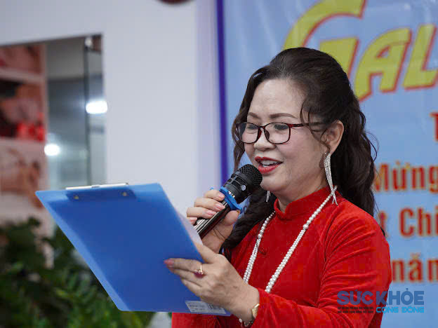 Bà Hoàng Thị Thu Lộc – Chi hội trưởng Chi hội Chăm sóc Sức khỏe Cộng đồng Hoa Sen Xanh phát biểu khai mạc.