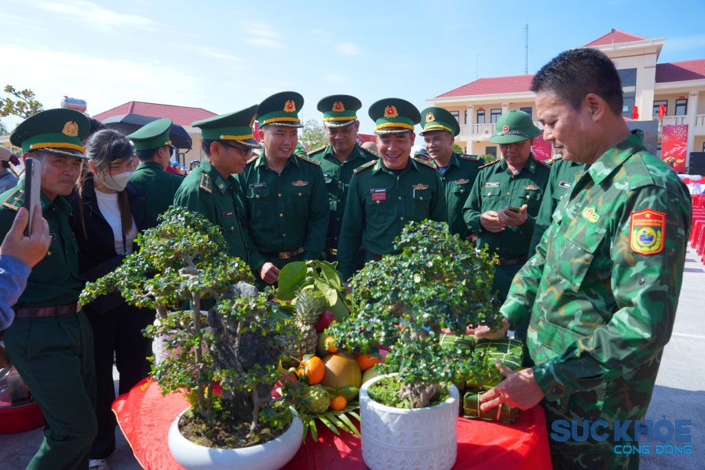 cac-chien-si-bo-doi-bien-phong-tinh-dak-lak-tham-gia-hoat-dong-bay-mam-co-tet