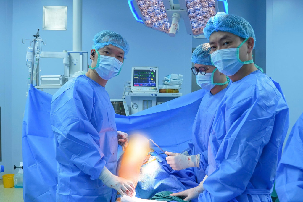 Ê-kíp bác sĩ, điều dưỡng tiến hành phẫu thuật cho người bệnh (Ảnh: BVCC)