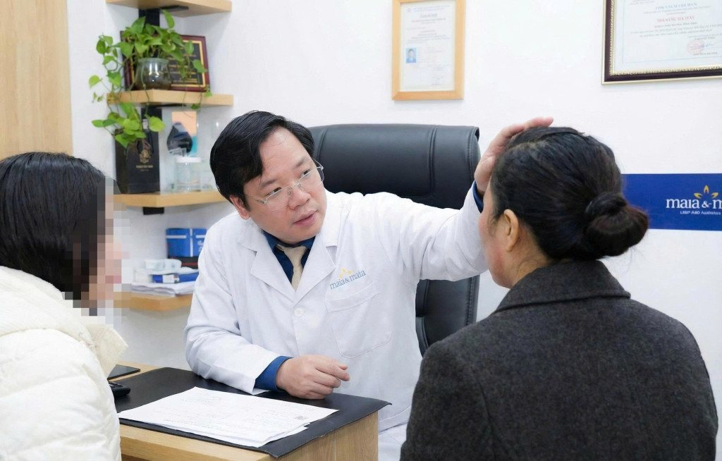 ThS.BSCKII Nguyễn Tiến Thành thăm khám cho bệnh nhân (Ảnh: Bác sĩ cung cấp)