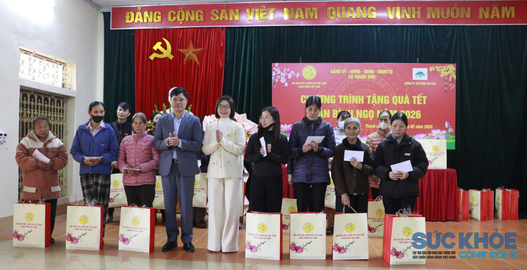 Lãnh đạo UBND xã Thanh Sơn, lãnh đạo Công ty Cổ phần Ao Vua trao quà Tết cho bà con.
