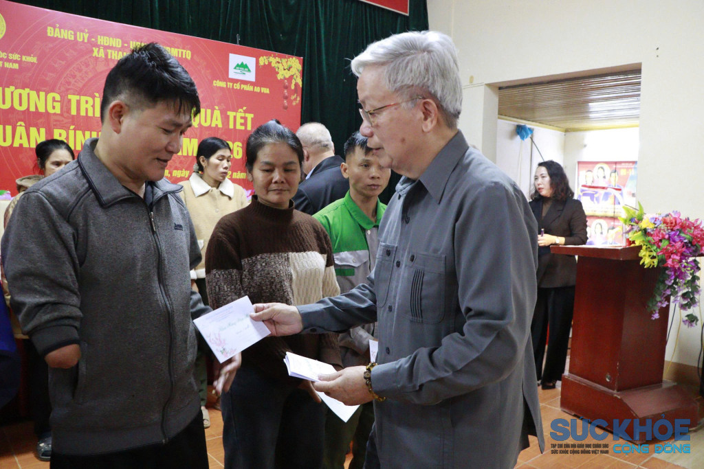 Ông Nguyễn Hồng Quân – Chủ tịch Trung ương Hội, nguyên Ủy viên Ban Chấp hành Trung ương Đảng, nguyên Bộ trưởng Bộ Xây dựng trao quà, động viên và chúc mừng năm mới nhân dịp Tết Nguyên đán 2026