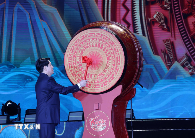 Chủ tịch nước Lương Cường đánh trống khai Xuân Bính Ngọ 2026 (Ảnh: Lâm Khánh/TTXVN)
