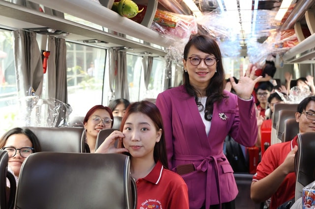 Tiễn sinh viên về quê đón Tết trên chuyến xe 