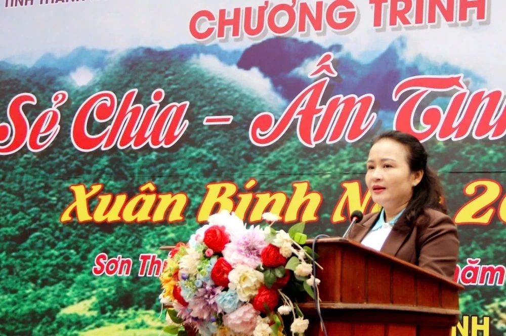 Đồng chí Lương Thị Hạnh, Tỉnh ủy viên, Phó Chủ tịch Ủy ban MTTQ, Chủ tịch Hội LHPN tỉnh phát biểu khai mạc chương trình 