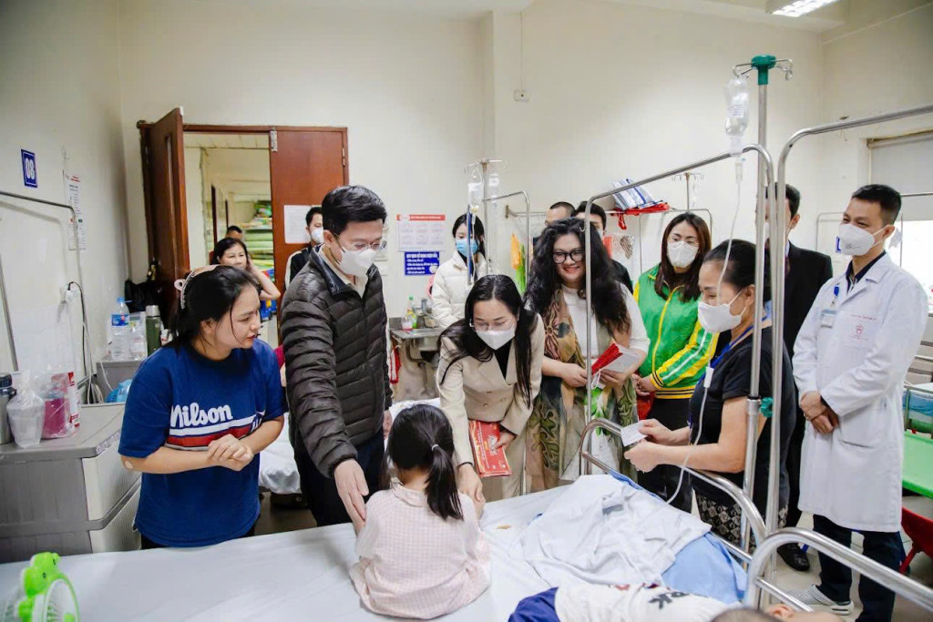 Mỗi sự quan tâm của cộng đồng chính là liều thuốc quý giá cho các em (Ảnh: PV)