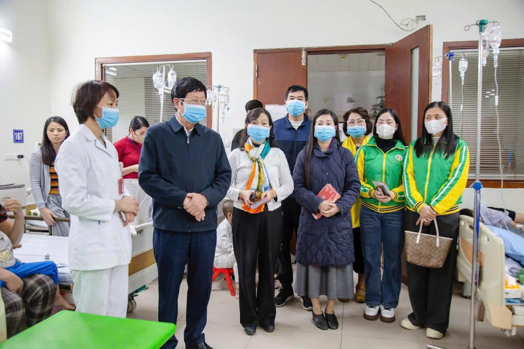 Mỗi sự quan tâm của cộng đồng chính là liều thuốc quý giá cho các em (Ảnh: PV)