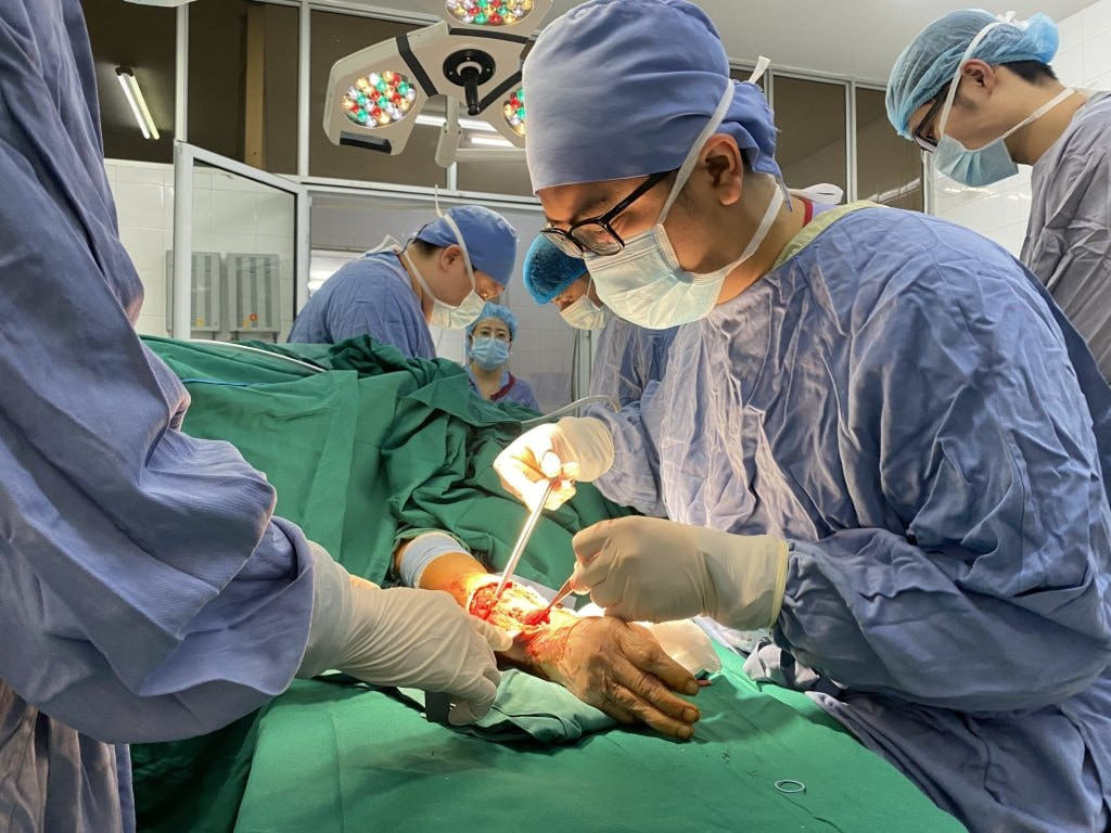 Các bác sĩ phẫu thuật cho người bệnh bị chó cắn (Ảnh: BVCC)