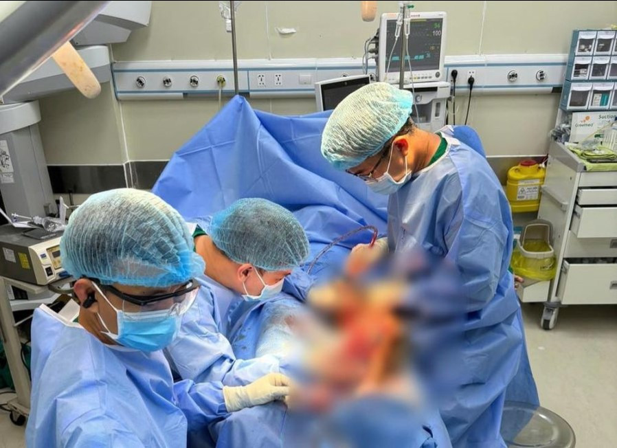 Ê kíp thực hiện phẫu thuật (Ảnh: BVCC)