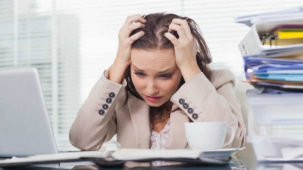 Căng thẳng cũng là một trong những nguyên nhân gây rụng lông mày (Ảnh: Sưu tầm)