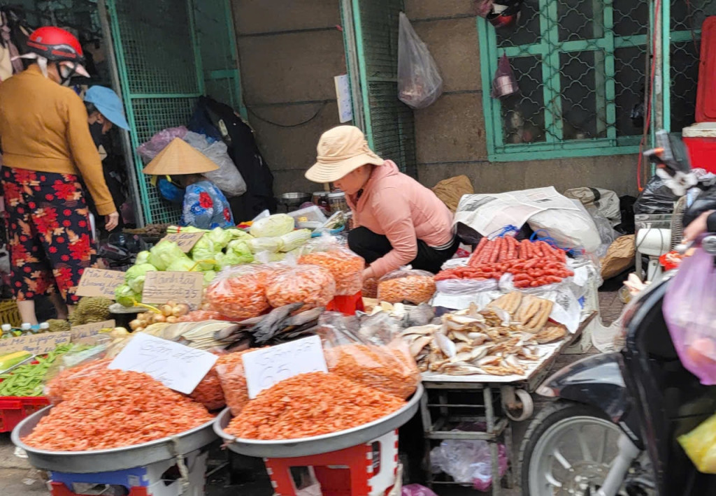 Các loại thực phẩm là đồ khô (cá khô, tôm khô...) được bày bán tại chợ Thị Nghè (Ảnh: Quang Phương)