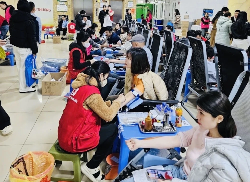 Không khí ngày hội diễn ra sôi nổi, ấm áp và tràn đầy tinh thần sẻ chia, như những “giọt hồng” mang theo yêu thương, góp phần bổ sung nguồn máu quý giá phục vụ công tác cấp cứu và điều trị người bệnh trong dịp Tết (Ảnh: Tô Hà)