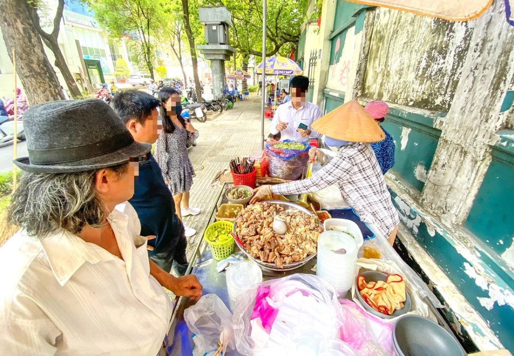 Cơ sở kinh doanh thức ăn đường phố không thuộc diện cấp Giấy chứng nhận cơ sở đủ điều kiện an toàn thực phẩm, nhưng phải đáp ứng các yêu cầu về điều kiện bảo đảm an toàn thực phẩm tương ứng (Ảnh: TL)