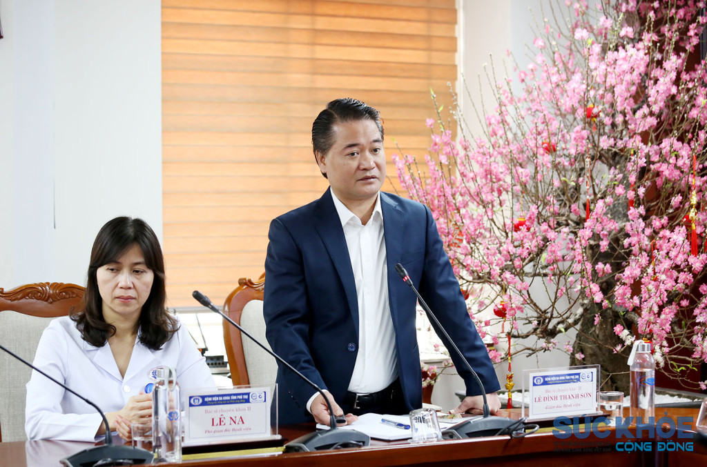 Giám đốc Bệnh viện Đa khoa tỉnh báo cáo kết quả khám chữa bệnh năm 2025 và kế hoạch trực tết tại bệnh viện (ảnh: ĐT)