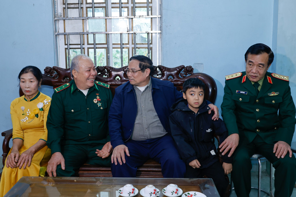 Thủ tướng thăm, chúc Tết, tặng quà gia đình ông Vũ Xuân Hoạt, thương binh 1/4 ở thôn Tô, xã Cẩm Thạch (Ảnh: VGP/Nhật Bắc)