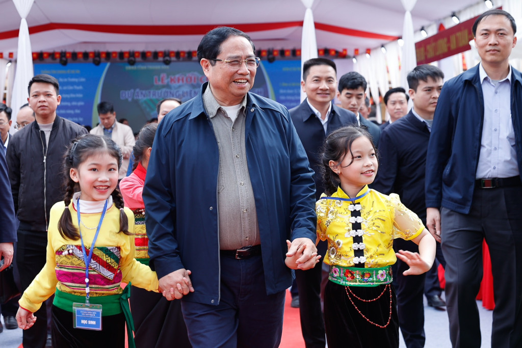 Thủ tướng Phạm Minh Chính và các em học sinh dự lễ khởi công dự án Trường liên cấp Cẩm Thạch (Ảnh: VGP/Nhật Bắc)