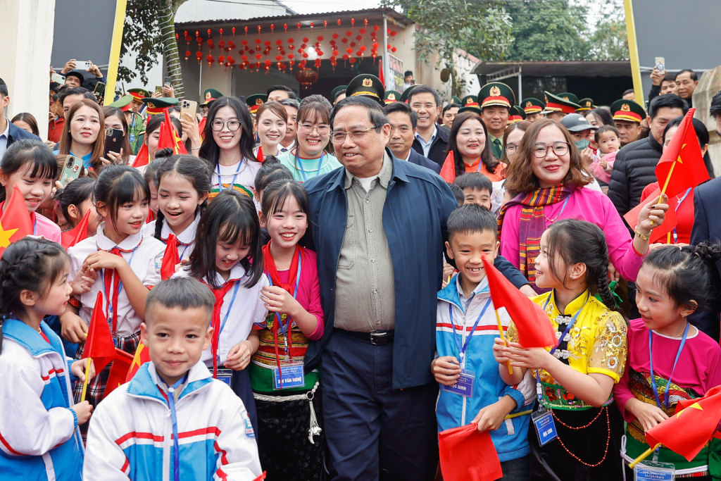 Thủ tướng Phạm Minh Chính và các em học sinh dự lễ khởi công dự án Trường liên cấp Cẩm Thạch (Ảnh: VGP/Nhật Bắc)
