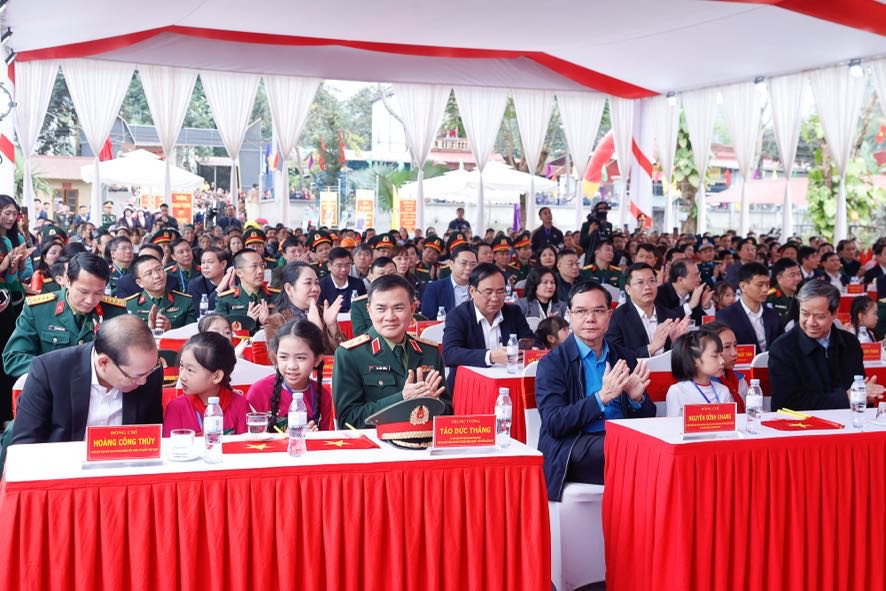 Các em học sinh cùng các đại biểu dự lễ khởi công dự án Trường liên cấp Cẩm Thạch (Ảnh: VGP/Nhật Bắc)