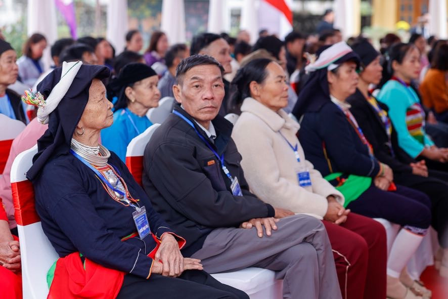 Đông đảo bà con nhân dân dự lễ khởi công dự án Trường liên cấp Cẩm Thạch (Ảnh: VGP/Nhật Bắc)