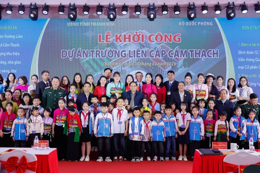 Thủ tướng cùng các đại biểu và các em học sinh tại lễ khởi công dự án Trường liên cấp Cẩm Thạch (Ảnh: VGP/Nhật Bắc)