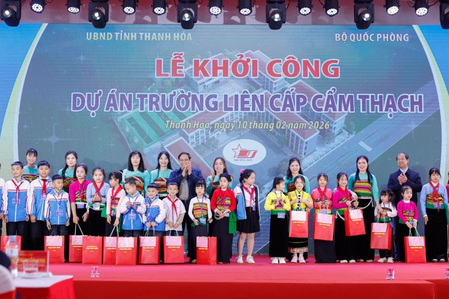 Thủ tướng Chính phủ Phạm Minh Chính tặng 50 suất quà cho cán bộ, giáo viên, học sinh trường Tiểu học Cẩm Thạch (Ảnh: VGP/Nhật Bắc)
